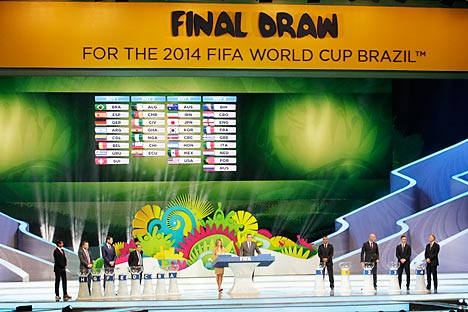 Pot undian ditampilkan di layar dalam acara pengundian Piala Dunia 2014 yang diadakan di Kosta do Sauipe di dekat Salvador, Brasil, Jumat, 6 Desember 2013. Sumber: AP